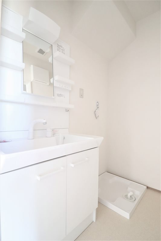 洗面設備　(イメージ)独立洗面化粧台の横には洗濯用防水パン