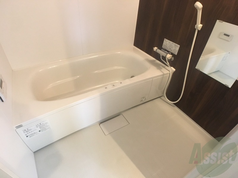 バス・シャワールーム　バスルームは狭すぎず、シャワーも浴びやすそうです。