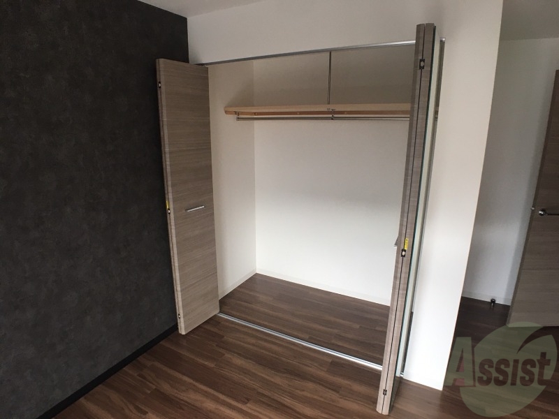 収納　クローゼットを開けてみました。奥行きがありますね。