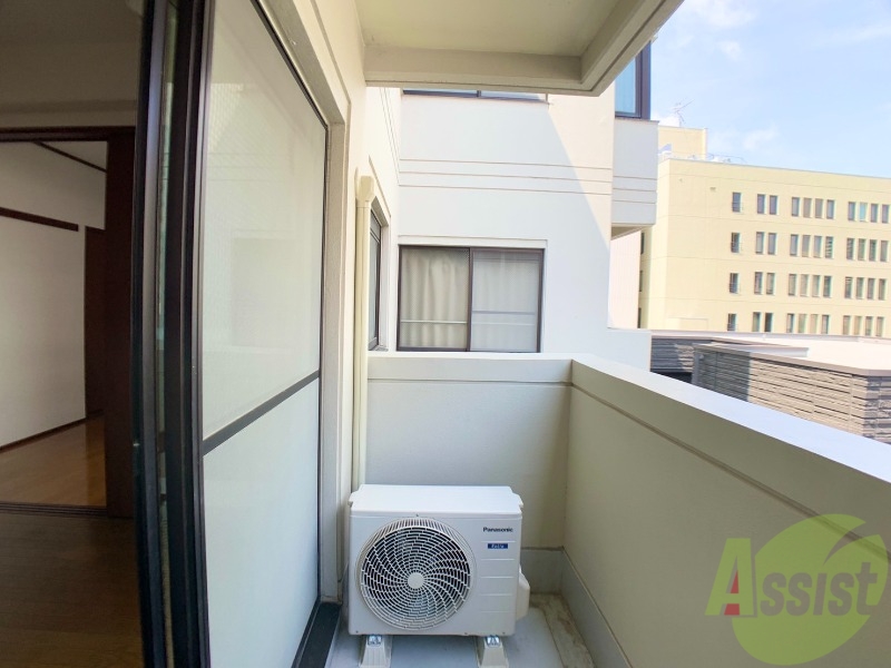 バルコニー　バルコニーは幅があって洗濯も捗りそうですね。