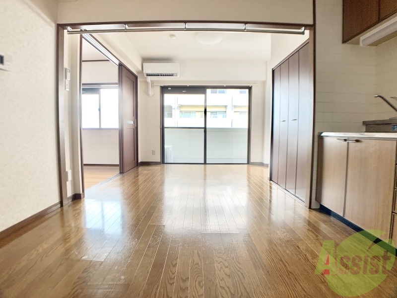 居室・リビング　１１帖のリビングです。日差しが良く入る明るい印象です。