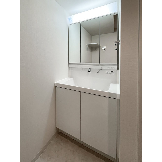 洗面設備　★独立洗面台で朝の支度もスムーズに進みます