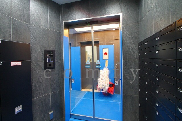 エントランス　オートロック付きエントランス