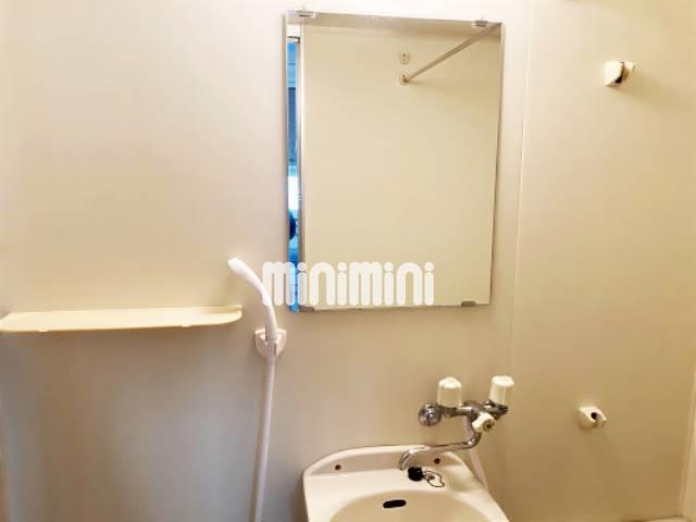 洗面設備　浴室に鏡もあるので身支度ができますね