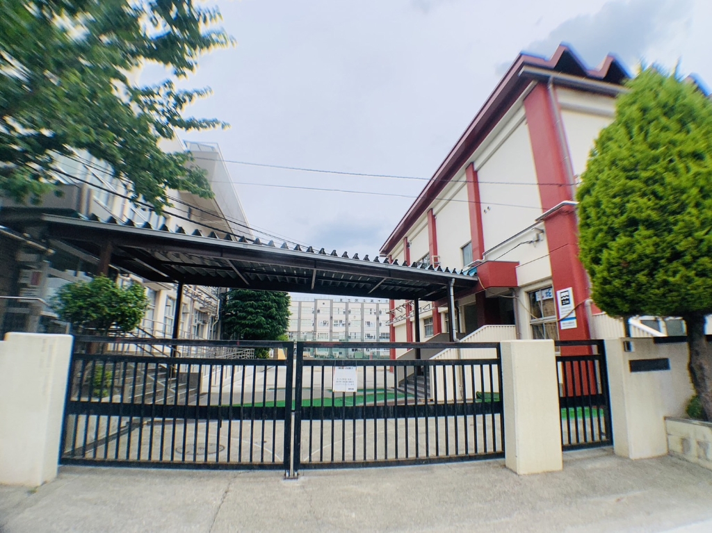 中学校　足立区立第十三中学校（中学校）まで646m