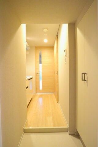 玄関　写真は同タイプ住居です。