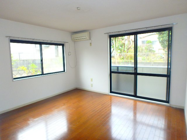 居室・リビング　８帖の洋室は２面採光です！