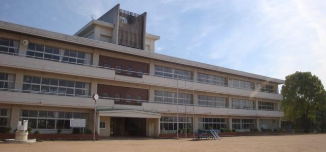 小学校　たつの市立小宅小学校（小学校）まで1381m