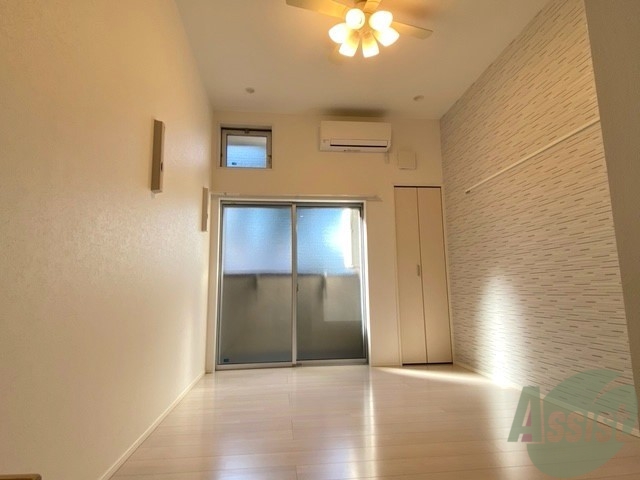 居室・リビング　リビングは６．８帖、照明もすてきですねー