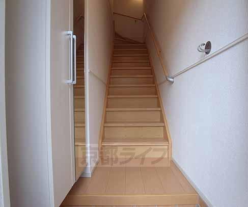 その他部屋・スペース　玄関入ってすぐの階段です。