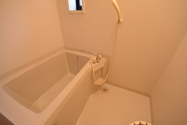 バス・シャワールーム　シンプルなユニットバス☆窓付きで換気も楽々！