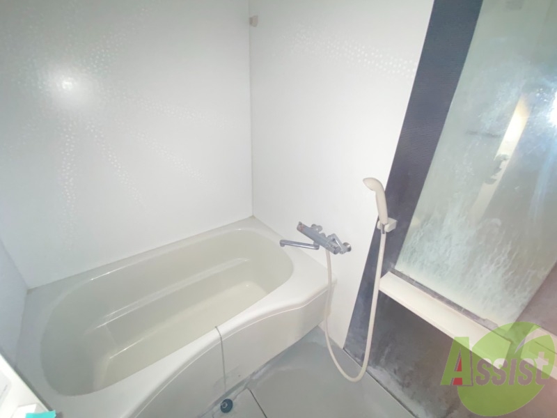 バス・シャワールーム　お風呂はこちら。１人暮らしにはピッタリのサイズ感ですね！