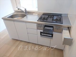 キッチン　３口コンロ・グリル付きシステムキッチン