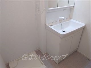 洗面設備　三面鏡付きシャンプードレッサー
