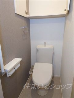 トイレ　シャワートイレ・収納・手すりあり