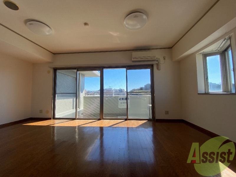 居室・リビング　１５帖のリビングが広がっております。気持ちが良いですね。