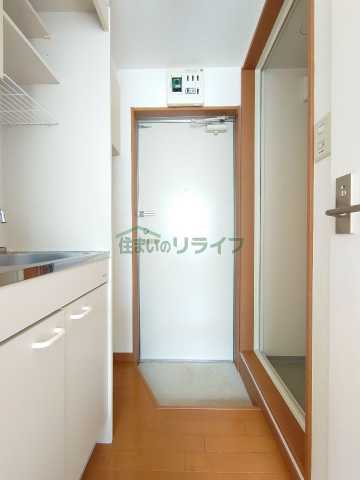 玄関　※参考写真です。反転タイプのお部屋になります。