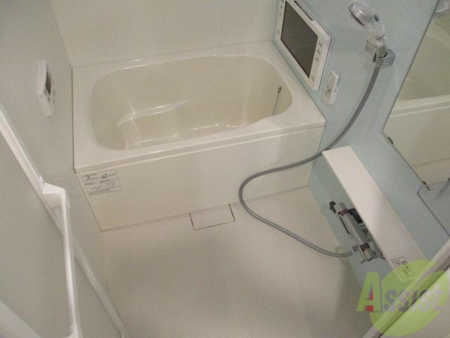 バス・シャワールーム　お風呂も壁一面おしゃれな色に仕上がってます