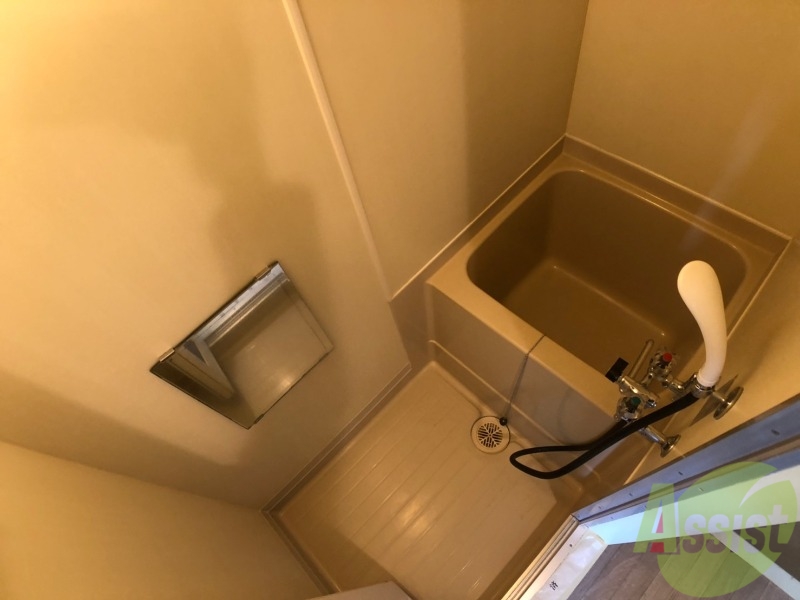 バス・シャワールーム　お風呂です。少し狭いですがシャワーするには十分ですね。
