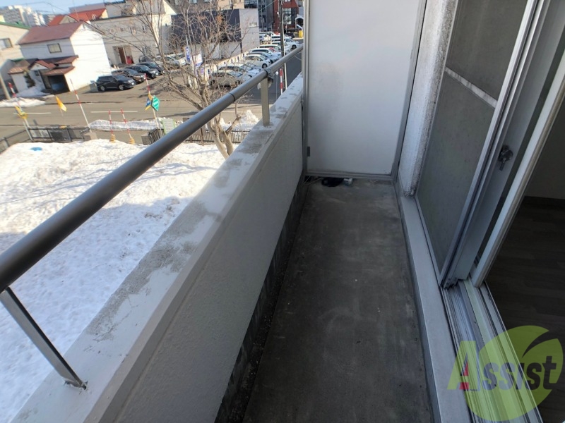 バルコニー　バルコニーは幅があり、広い印象を受けました。