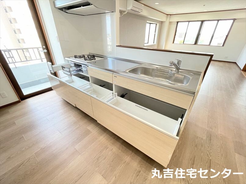 キッチン　キッチンは収納もたっぷり