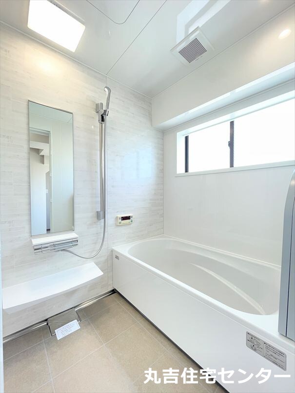 バス・シャワールーム　窓付きで換気もばっちり♪追焚機能付きのバスルーム