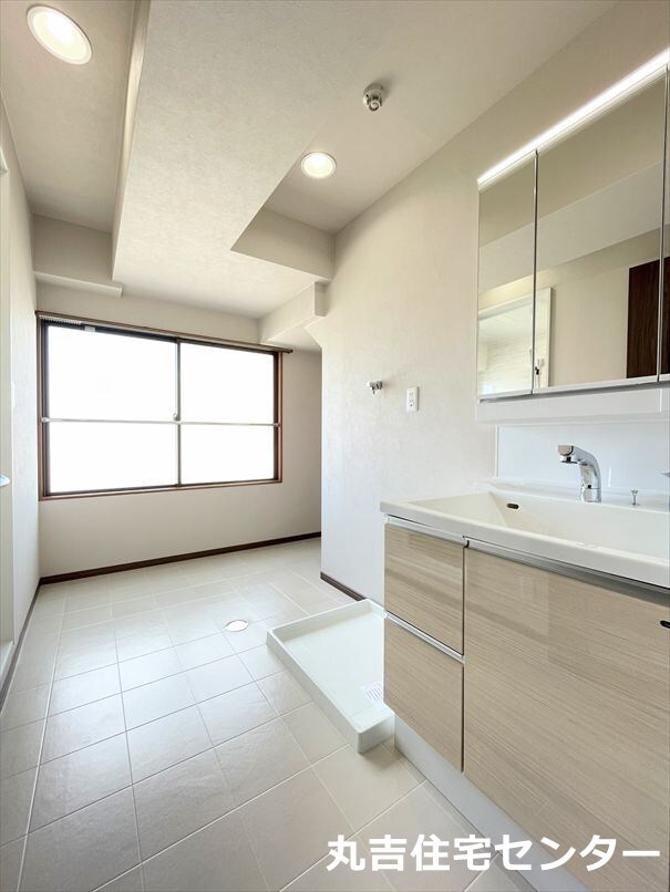 洗面設備　広々とした洗面脱衣所