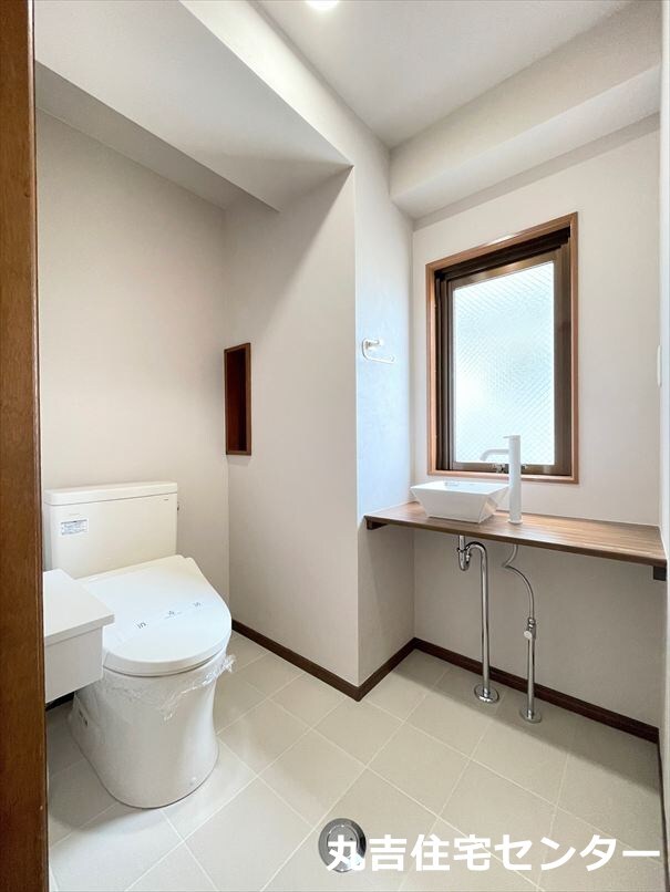 トイレ　トイレには手洗いスペースもついています