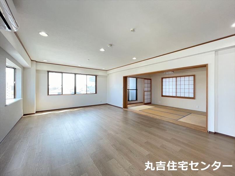 居室・リビング　日当たりのいい開放的なリビング♪