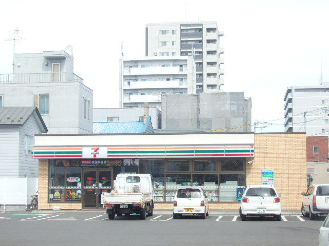 コンビニ　セブンイレブン（コンビニ）まで254m