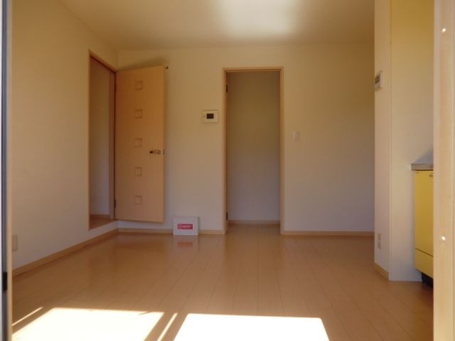 居室・リビング　オールフローリング・明るい室内