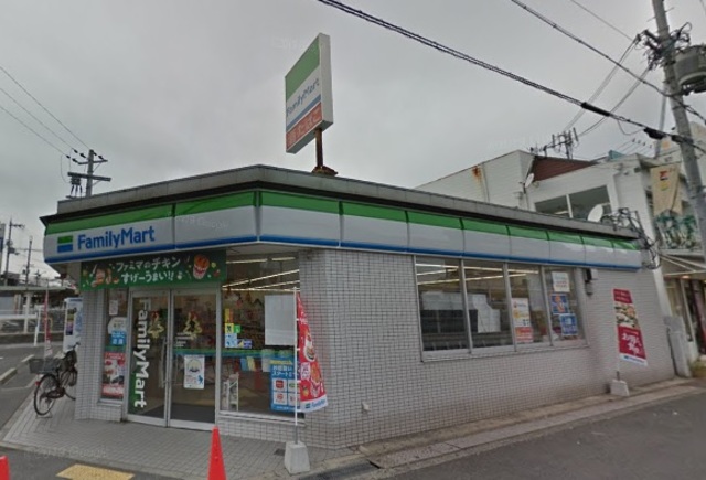 コンビニ　ファミリーマート大阪金剛駅前店（コンビニ）まで218m
