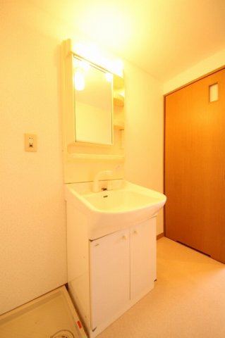 洗面設備　使いやすい独立洗面台です