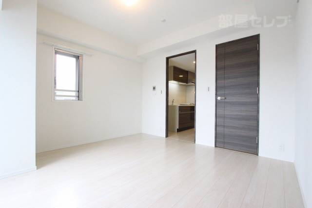 居室・リビング　白い内装でお部屋が明るいですね