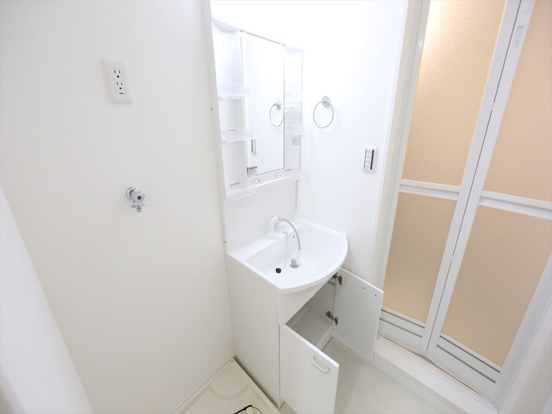 洗面設備　脱衣所　独立洗面台（シャンプードレッサー付）収納スペース有