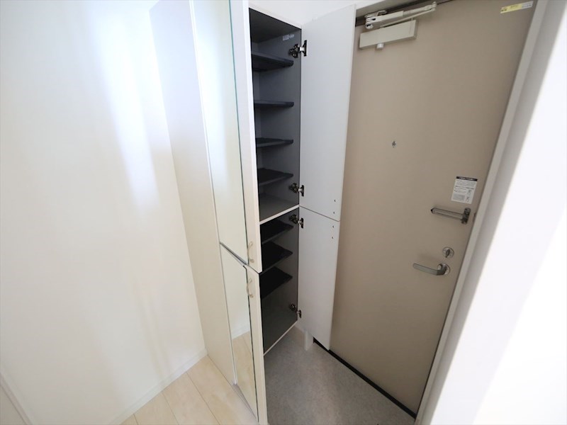 玄関　玄関　シューズボックス　姿見鏡付き（収納充実してます）