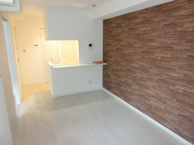 居室・リビング　アクセントクロスがオシャレなリビングルーム