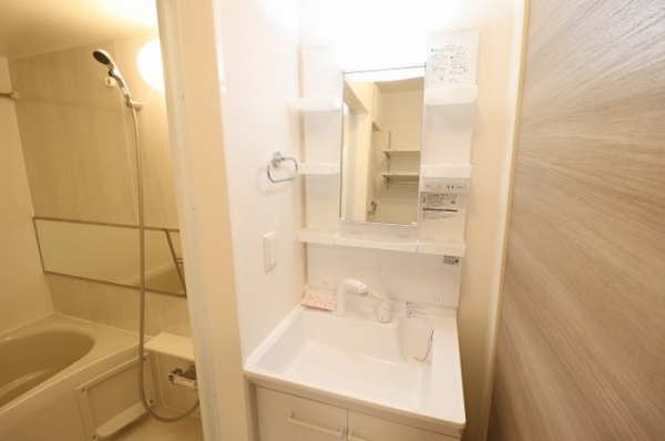 洗面設備　忙しい朝にうれしい洗髪洗面化粧台付♪