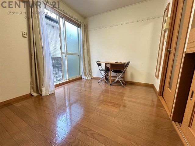 居室・リビング　エアコン付きで快適に過ごせます♪