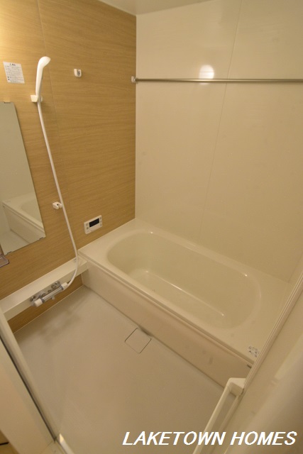 バス・シャワールーム　追い焚き・浴室乾燥機能付の広めの浴室です。