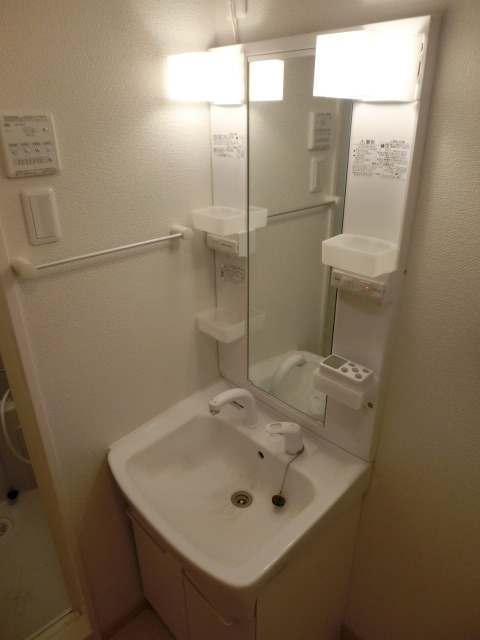 洗面設備　朝は絶対に必要です。独立洗面所。