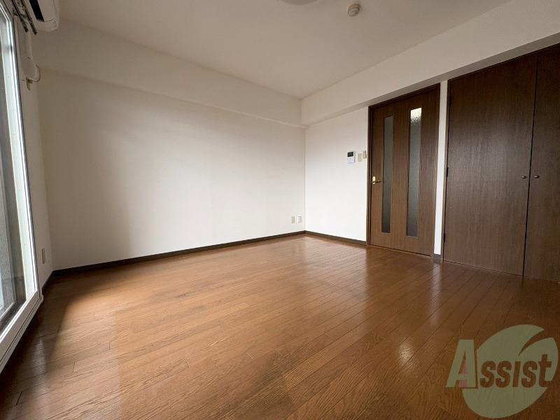 その他部屋・スペース　お部屋が広いのでベッドを置いても狭く感じないです。