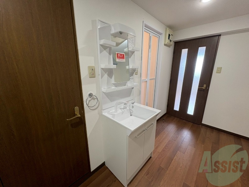 洗面設備　独立洗面台が付いてるので日々の身支度もできますね。