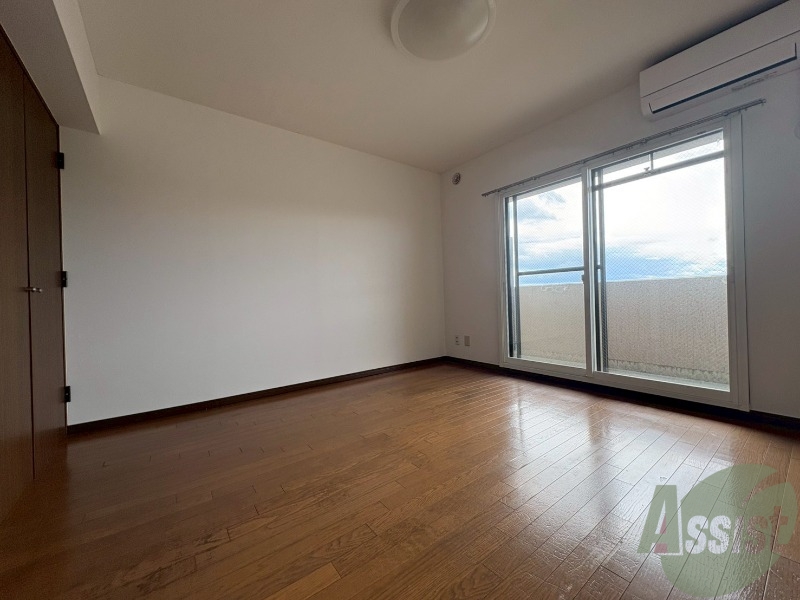 居室・リビング　８帖の洋室です。お部屋を広く使えますね。