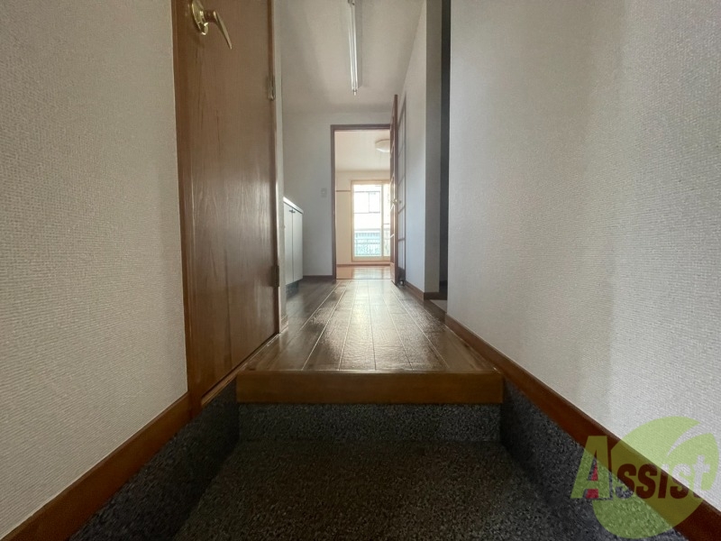 玄関　玄関から撮影しました。敷居が高くなくて安心ですね。