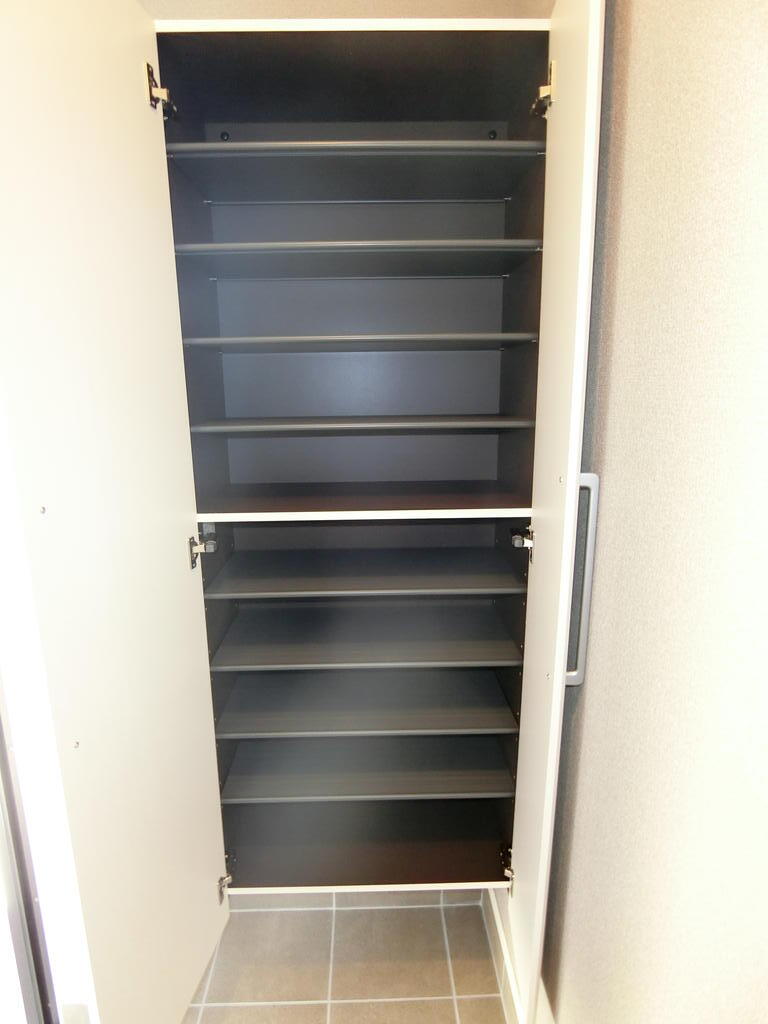 玄関　同型の写真、配色に違いあり