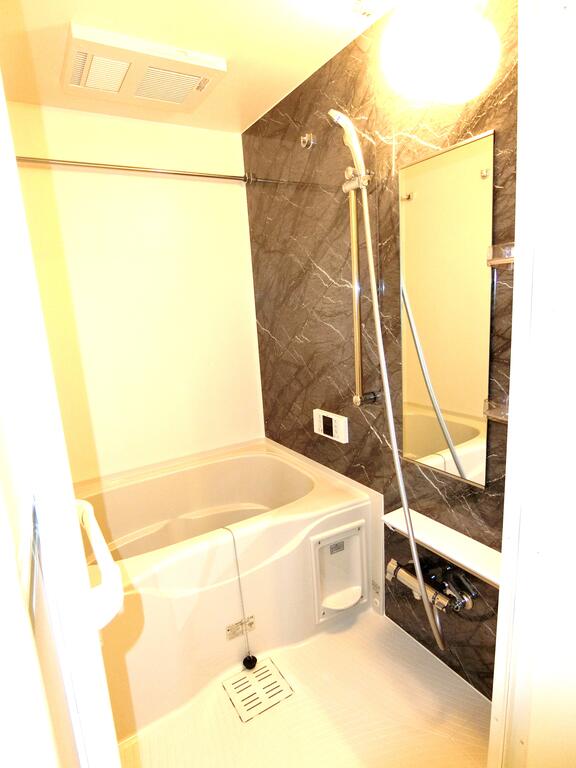 バス・シャワールーム　同型の写真、配色に違いあり