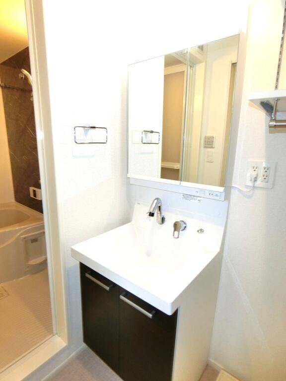 洗面設備　同型の写真、配色に違いあり