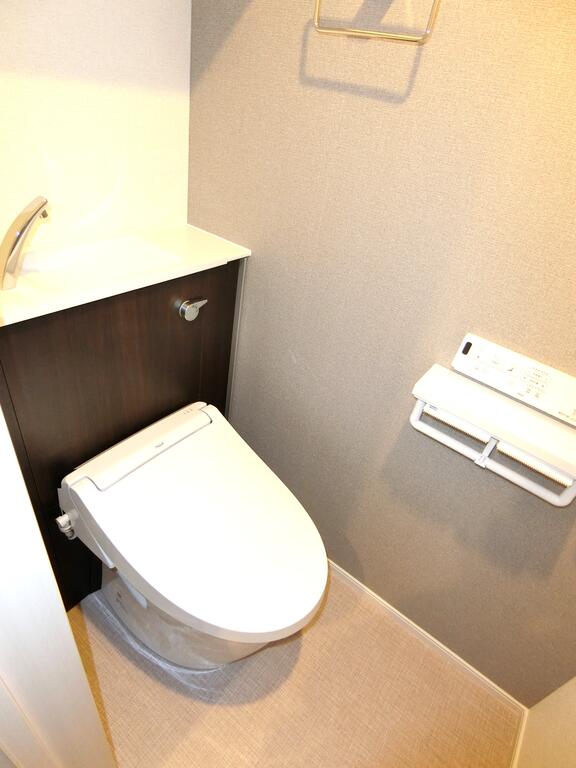 トイレ　同型の写真、配色に違いあり