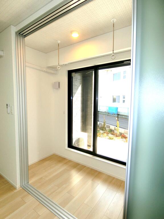 バルコニー　同型の写真、配色に違いあり